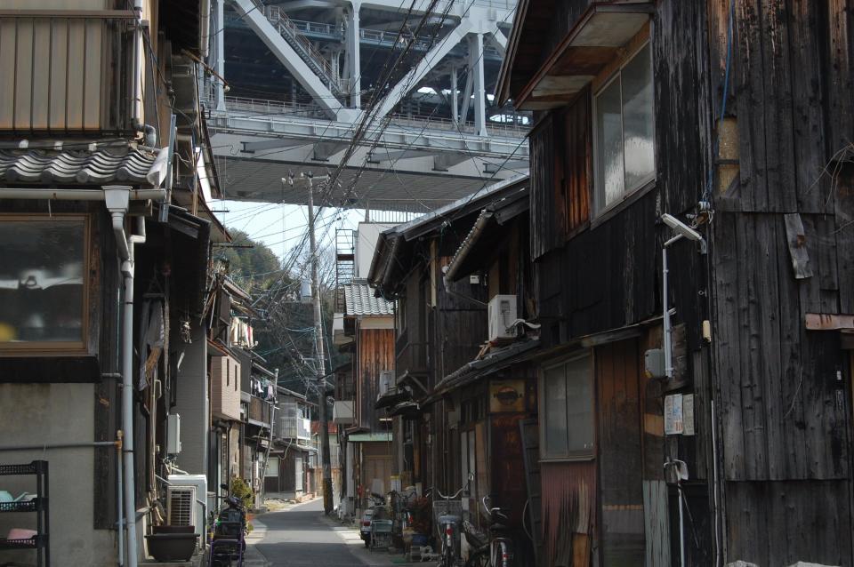 歴史ある町の上空に 巨大鉄骨建造物 瀬戸大橋の付け根に広がる 異世界 みたいな風景 21年3月3日 エキサイトニュース