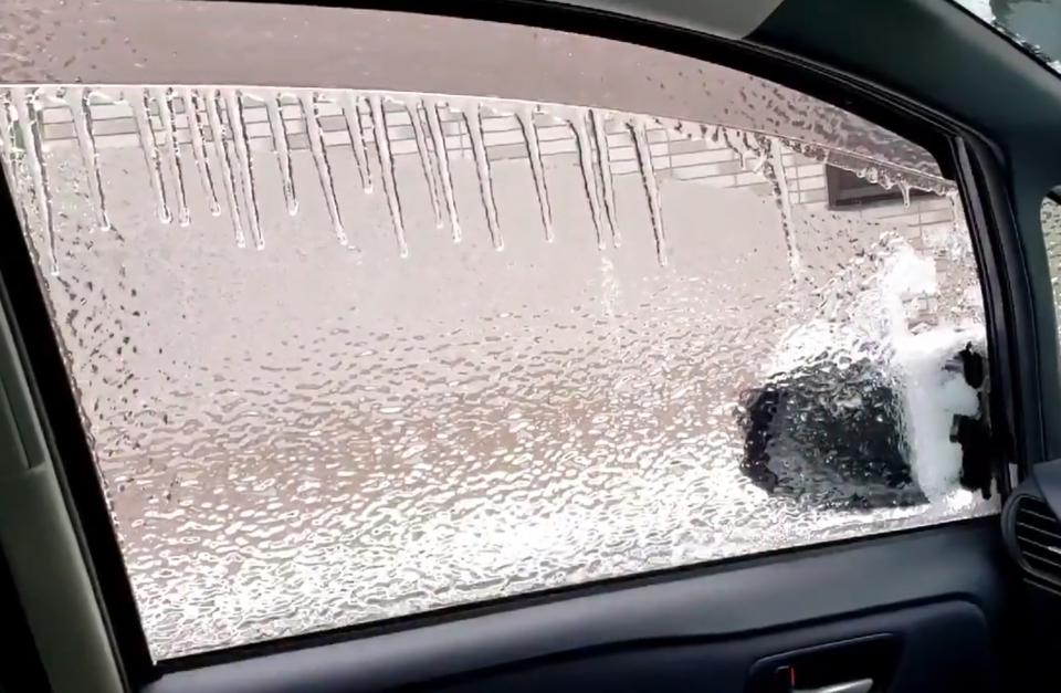 車の窓にガラスのような 氷の板 まさかの光景に道民も こんなこと初めて 21年3月4日 エキサイトニュース