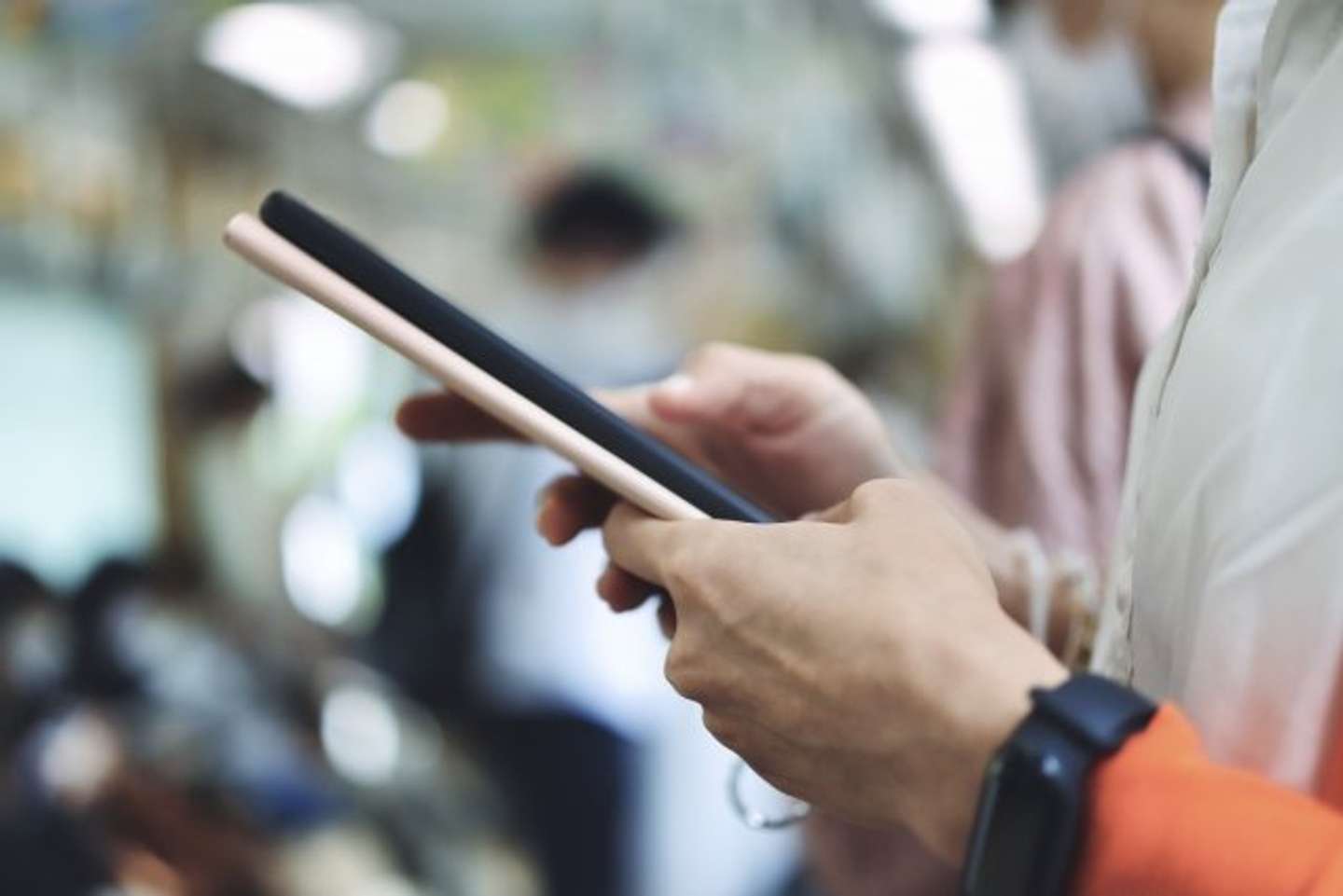 隣のおばさんがスマホを操作するたびに 彼女の肘が私を小突く 若者はこんなことしてこないのに 奈良県 50代男性 21年9月17日 エキサイトニュース