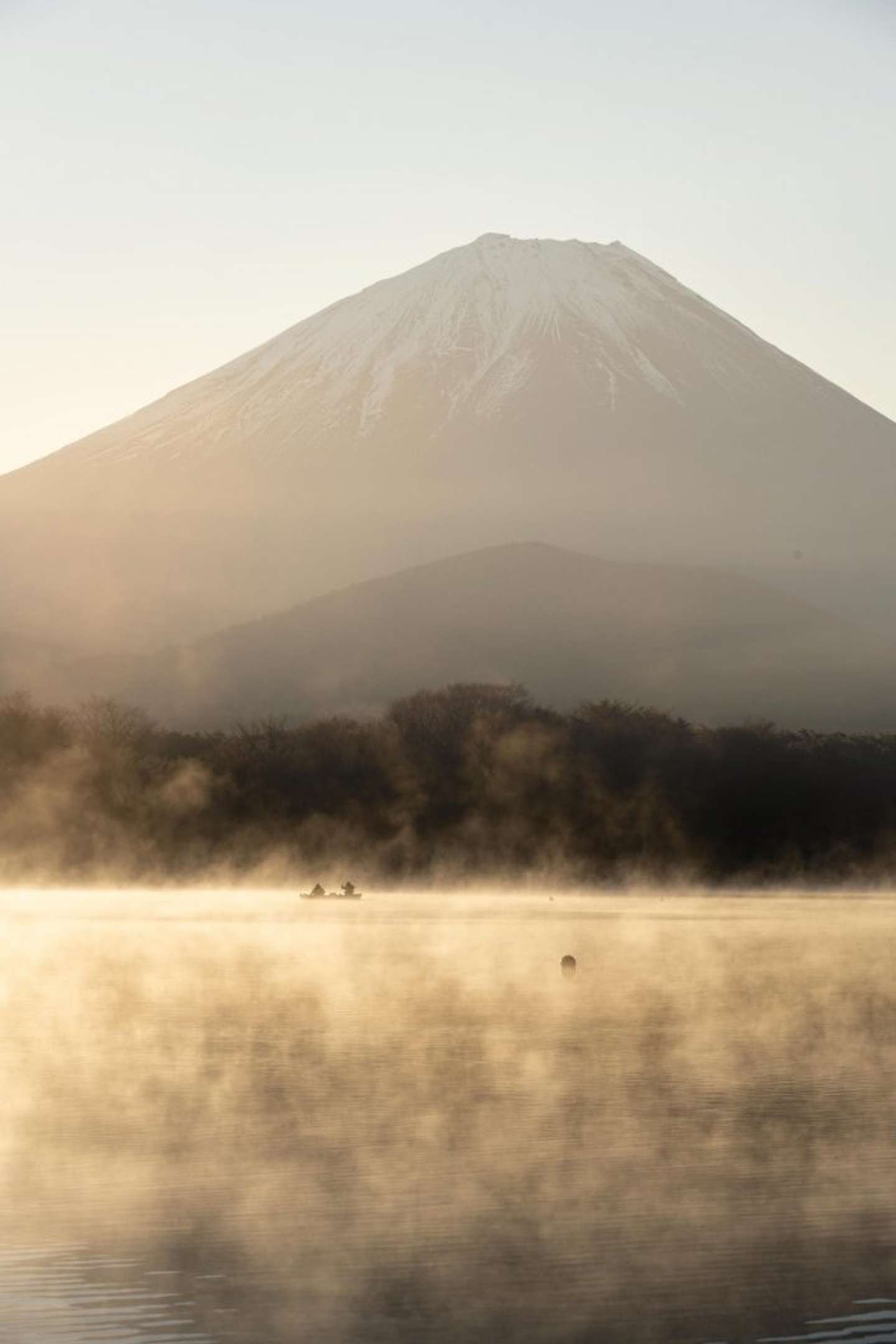 朝日の中 立ち込める毛嵐が輝いて 富士山の前に広がる湖が神々しいまでに清らか 22年2月1日 エキサイトニュース