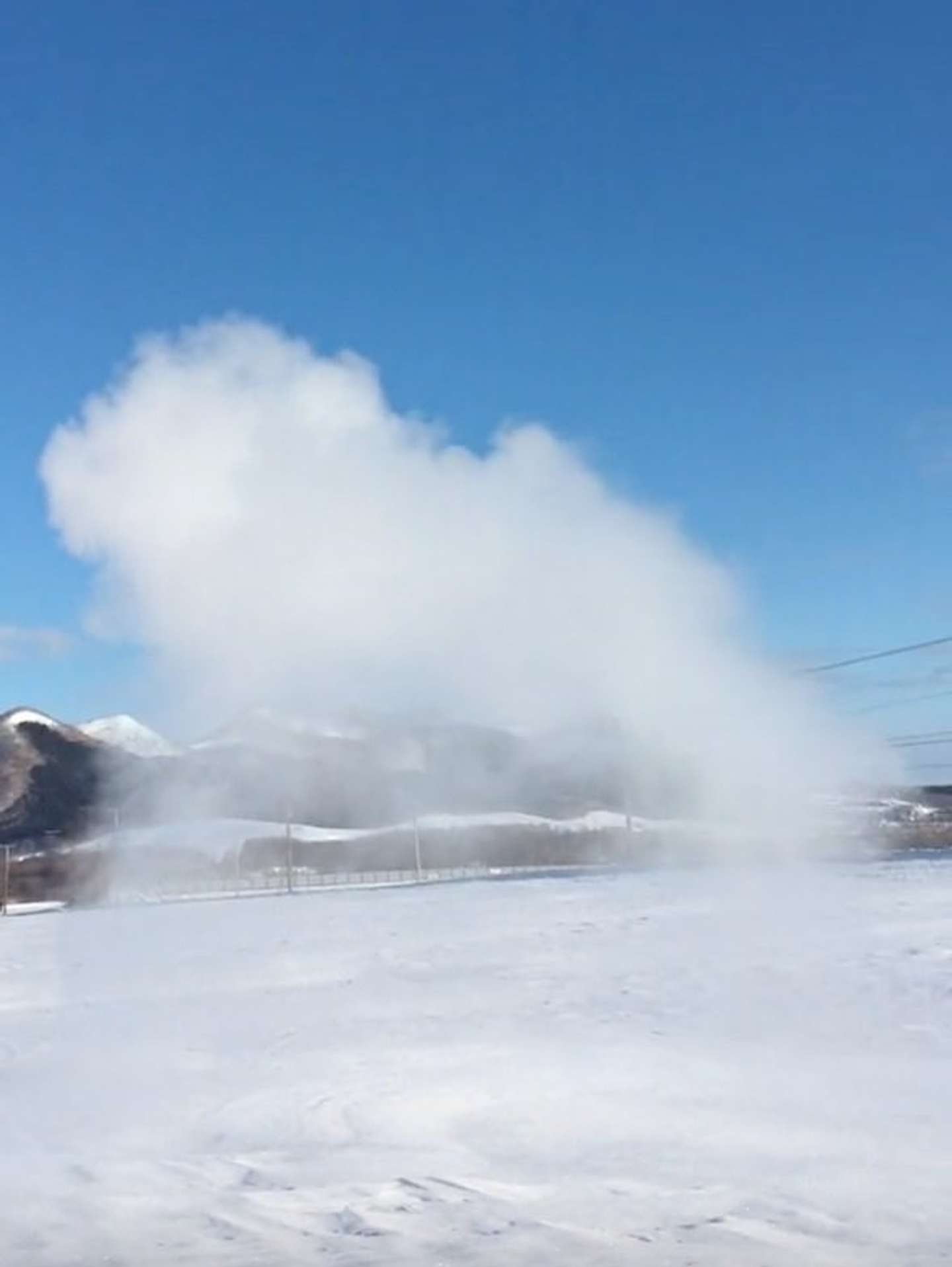 熱いお湯を空中で撒くと 一瞬で 雲 に 北海道東部で撮影された魔法みたいな映像に反響 22年1月11日 エキサイトニュース