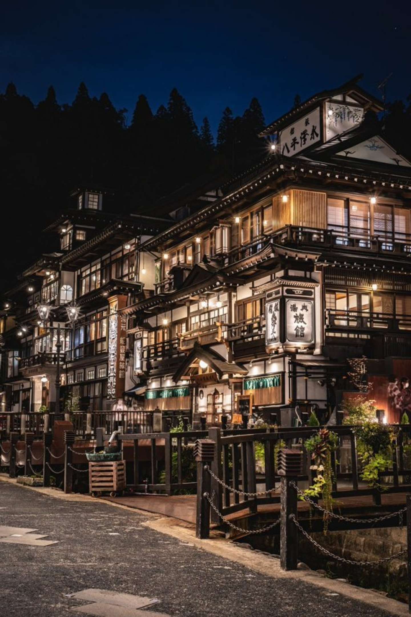 白い人影が透けている 大正ロマンあふれる温泉街で撮影された不思議な1枚に反響 22年6月日 エキサイトニュース