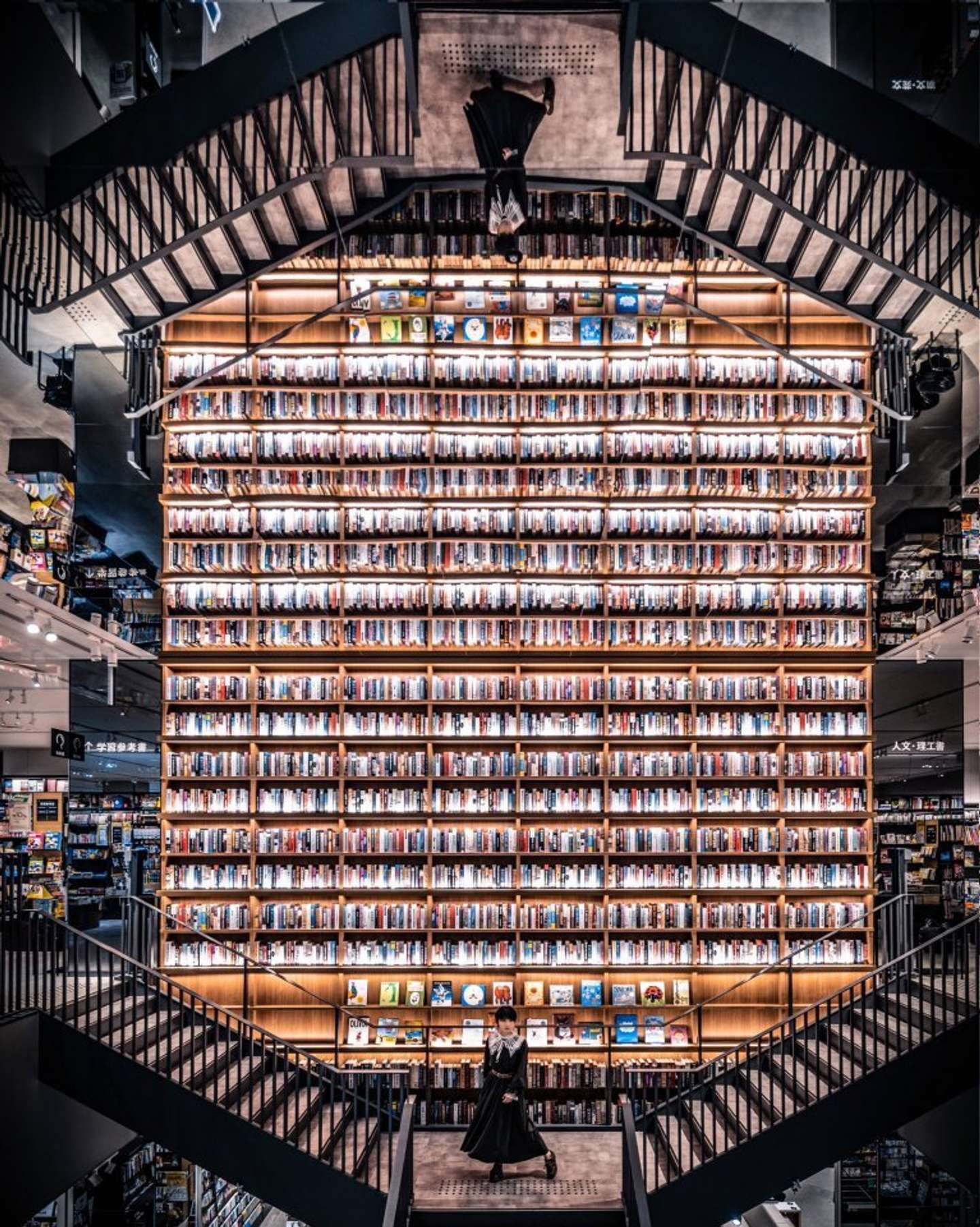 魔法界の図書館みたい 巨大本棚と鏡が生み出す光景に反響 宇宙をかんじます 22年5月21日 エキサイトニュース 魔法界の図書館みたい 巨大本棚と鏡が生み出す光景に反響 宇宙をかんじます 22年5月21日 エキサイトニュース