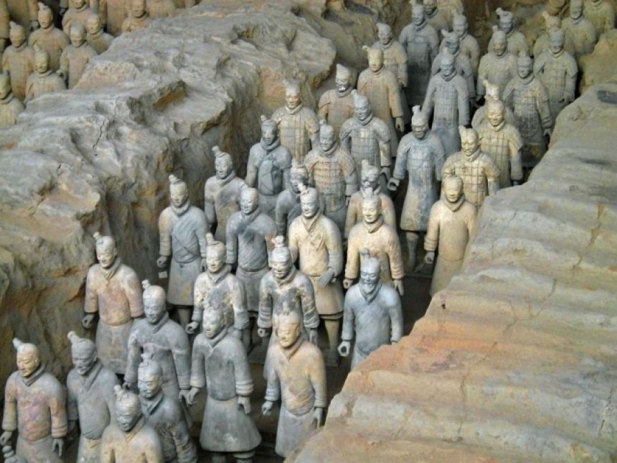 中国の世界遺産「兵馬俑」の兵士像が観光客によって破壊される