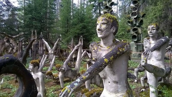 不気味な彫像で埋め尽くされた森、フィンランド「ヴェイヨ・ロンクネン