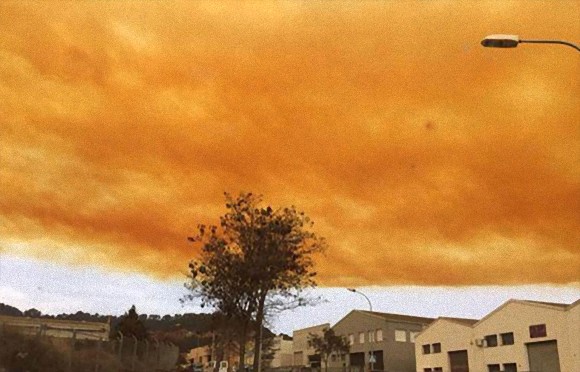 オレンジ色の雲があたり一面を覆う スペインの終末的光景を作り上げた原因は化学工場爆発事故だった 15年2月14日 エキサイトニュース