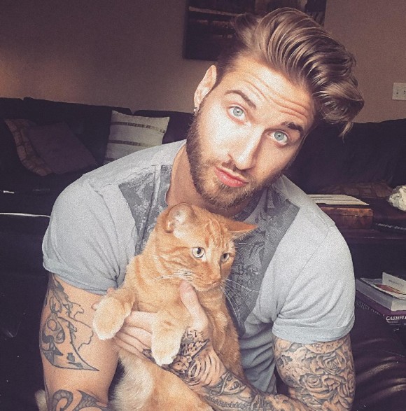 筋肉を鍛えたい ならば猫だ 猫で筋トレをするカナダのイケメンモデル 16年7月18日 エキサイトニュース