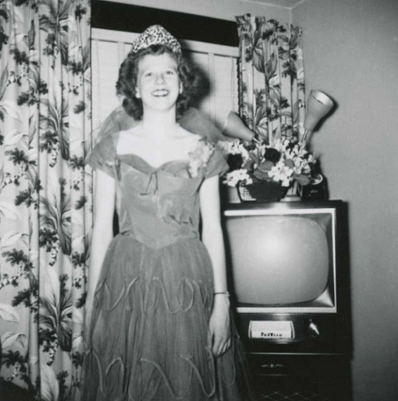 テレビが高級品だった時代 おめかししてテレビと一緒に写真を撮る人々 1950年代 16年10月14日 エキサイトニュース