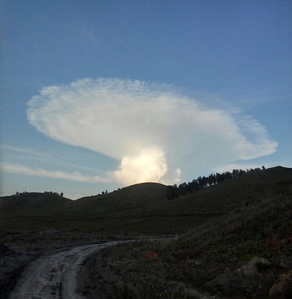 またしても終末的光景が 傘を全開にしたキノコ型の雲がニョキっと現れ ロシア住民がプチパニック 16年9月2日 エキサイトニュース