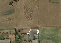 そのアパートの色変じゃね?非難されて激おこりんこ!上空から見ないと分からない隣人へのヘイトメッセージにネット民騒然