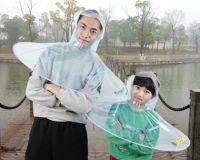 一石二鳥とかでいいんですか?傘とレインコートが一体化した雨具「アンブレラ・レインコート」が爆誕。