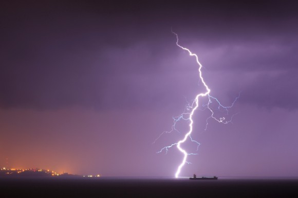 貨物船が海で雷を作り出していたことが判明 米研究 17年9月25日 エキサイトニュース