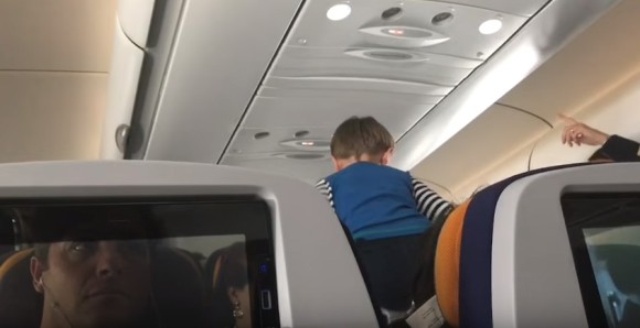 ８時間のフライト中 機内で叫び続けやりたい放題の男の子 ほとんど注意をしない母親 音声注意 18年2月14日 エキサイトニュース