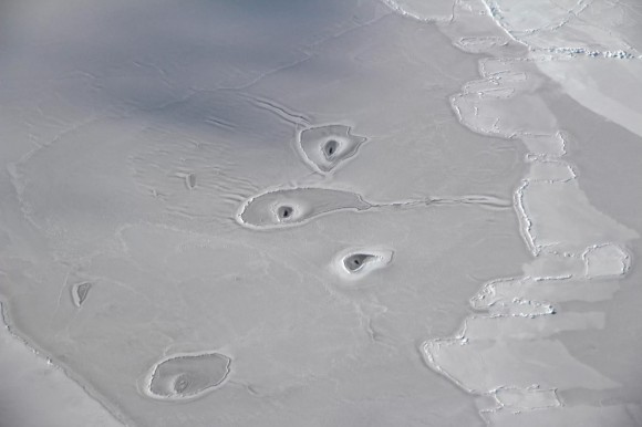 Nasaも首をかしげる 北極の海氷にぽっかりと開いた謎の穴 北極 18年5月1日 エキサイトニュース