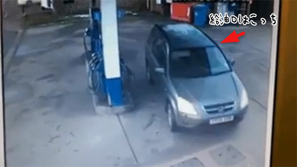 アルアルなのか ガソリンスタンドで給油口の位置を合わせようとするも何度やってもうまくいかない女性ドライバー 18年5月24日 エキサイトニュース