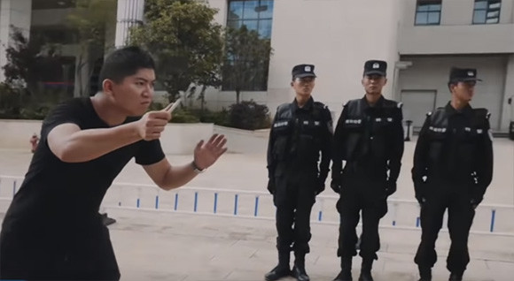 10秒でわかる 刃物で攻撃された場合の対処法 中国公安 18年6月5日 エキサイトニュース