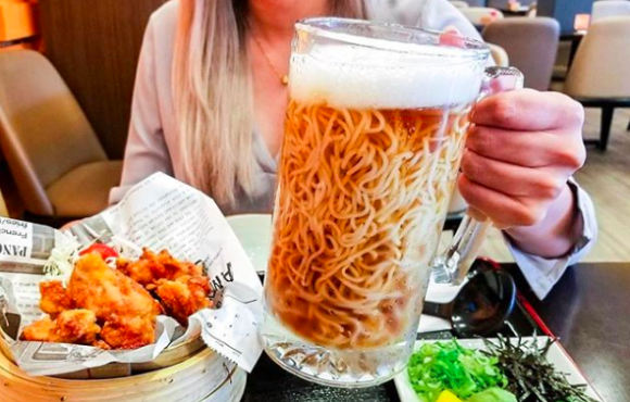 ビールジョッキにラーメン カナダの日本料理店が生み出した ビールラーメン のビジュアルがものすごい件 18年8月17日 エキサイトニュース