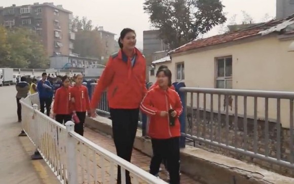 11歳で2メートル10センチ 世界一背の高い少女 中国 18年12月17日 エキサイトニュース