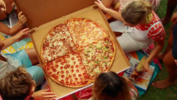 ドミノピザ 巨大すぎて配達できないピザをオーストラリアで限定販売 18年12月22日 エキサイトニュース