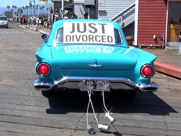 車で離婚を高らかに宣言 アメリカで流行ってるらしいブライダルカーならぬディボース 離婚 カーを走らせる行為 19年1月31日 エキサイトニュース