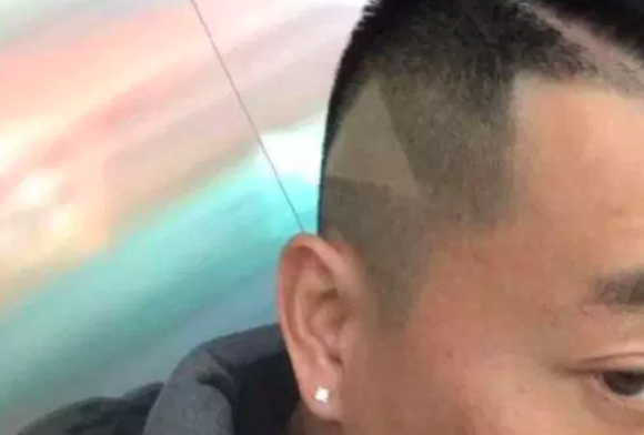 確かにそれ見えるけども 美容師にスマホ動画を見せ この髪型にしたいとお願いしたら 再生ボタンもつけられた件 19年1月24日 エキサイトニュース 2 2