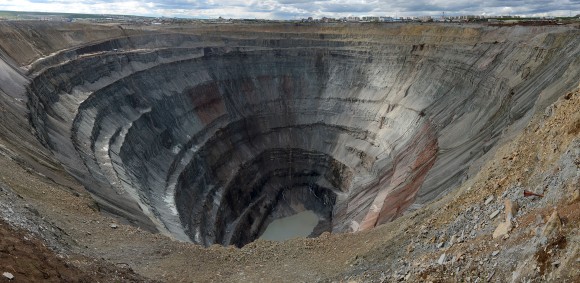 地球に空いた巨大な穴をのぞきにいこう ロシアにあるダイヤモンド採掘穴 ミール鉱山 を訪ねて 19年3月18日 エキサイトニュース