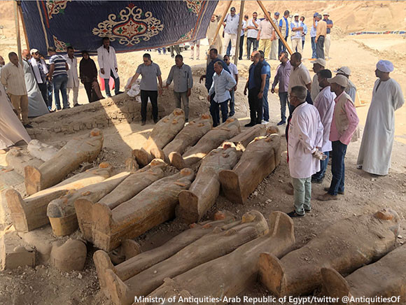 エジプトで30の棺が発見され、その封印がとかれる。3000年の月日を経ても見事な装飾は残されたまま
