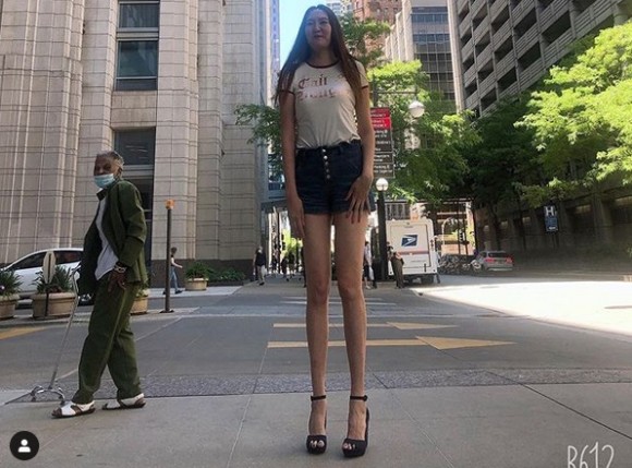 長すぎてロング！股下134cm、身長210cmのあしなが女性に注目が集まる（アメリカ） (2020年8月9日) エキサイトニュース