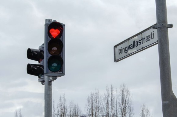 赤いハートがピコンピコン アイスランドのハート型信号機には地域住民のこんな思いがあった 年10月13日 エキサイトニュース