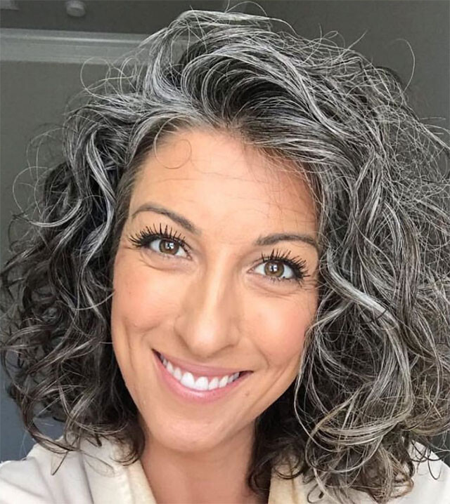 白髪を染めずにありのままの自分を受け入れる フリー ザ シルバー 運動が広がりを見せる 21年3月18日 エキサイトニュース