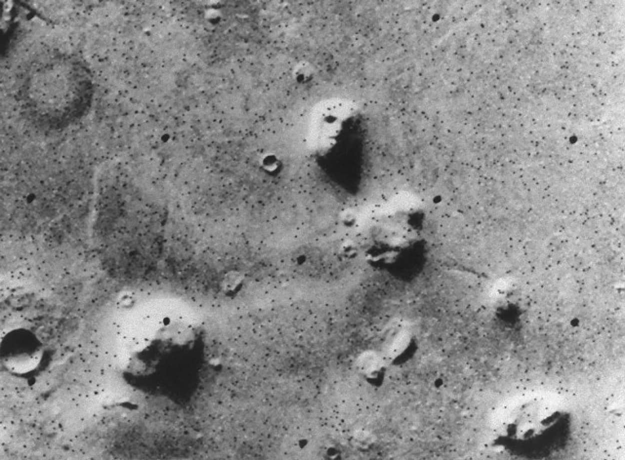 火星に人面が 存在するはずのないものが見える錯視 パレイドリア 現象の謎を科学で解明 21年7月15日 エキサイトニュース