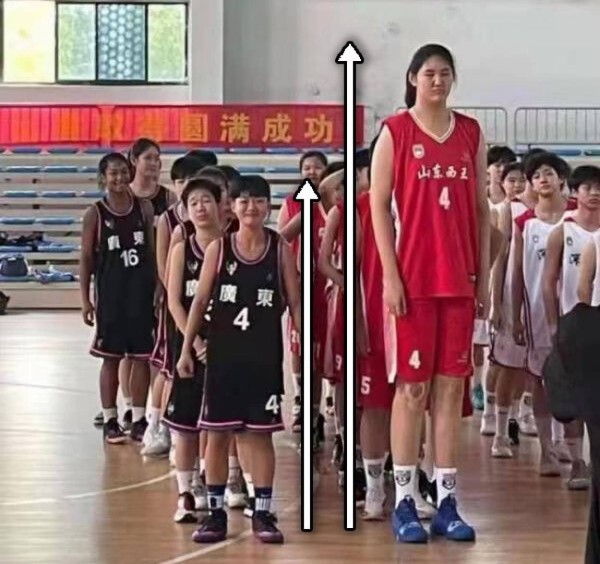 14歳で226cmの少女 まだまだ伸びる可能性も 21年8月15日 エキサイトニュース