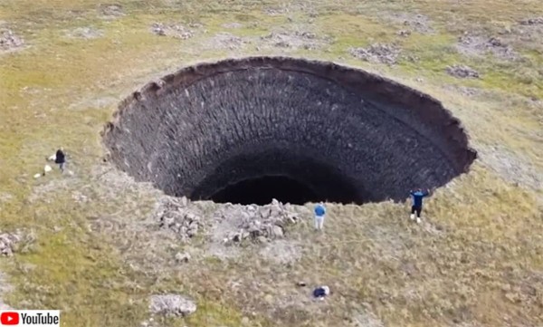 永久凍土に多数出現するシベリアの巨大穴の謎 気候変動の影響 21年9月30日 エキサイトニュース 永久凍土に多数出現するシベリアの巨大穴の謎 気候変動の影響 21年9月30日 エキサイトニュース