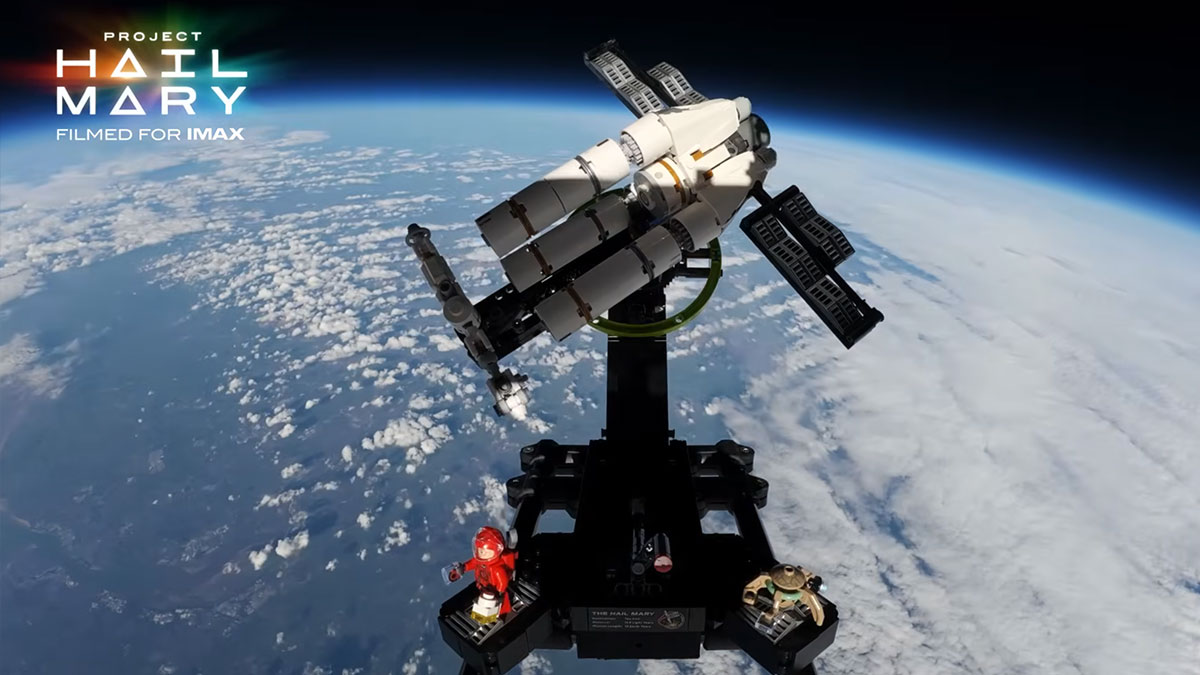 遥かな未来のスケール変形自在宇宙船 レゴで作った宇宙船が高度35kmの成層圏を飛行し、ギネス世界記録を樹立