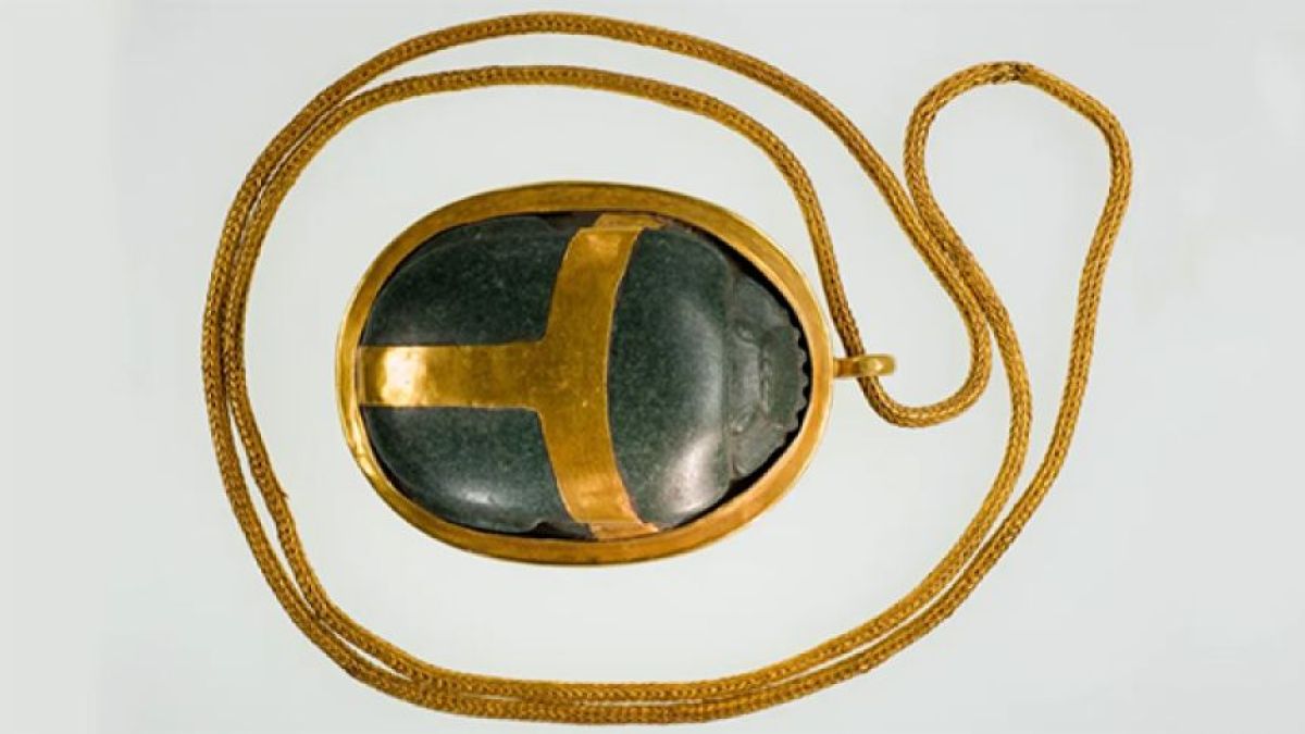 古代エジプトでミイラが身に着けていたハートスカラベのネックレスに