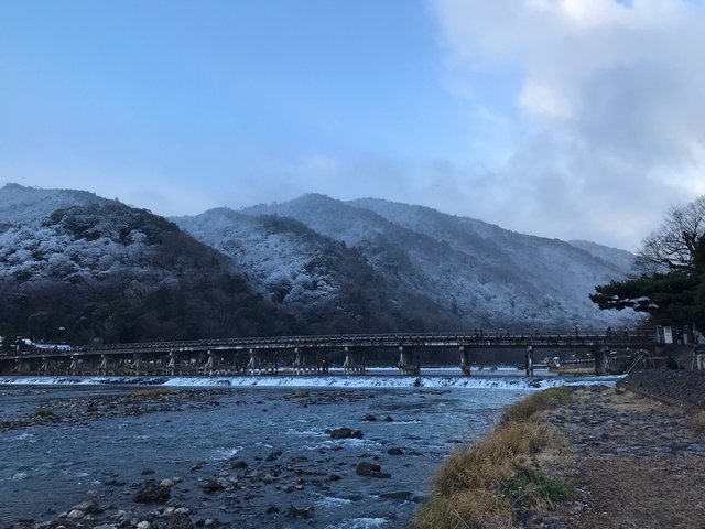 21京都風景 今シーズン初の雪化粧 まるで墨絵の嵐山渡月橋 左大文字山 21年12月18日 エキサイトニュース