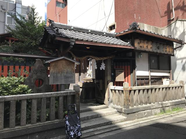 京都神社めぐり 境内には坂本龍馬像も 繁華街にひっそりと立地する土佐藩ゆかりの地 土佐稲荷 岬神社 19年9月11日 エキサイトニュース