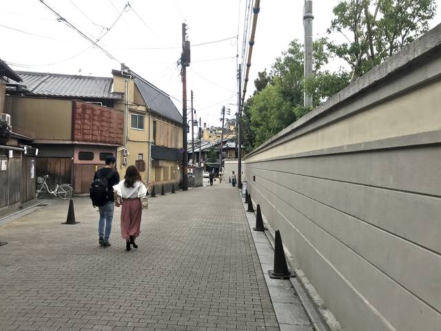 茶色いマクドナルドだけじゃない、「佐川急便」も京都 祇園仕様って 