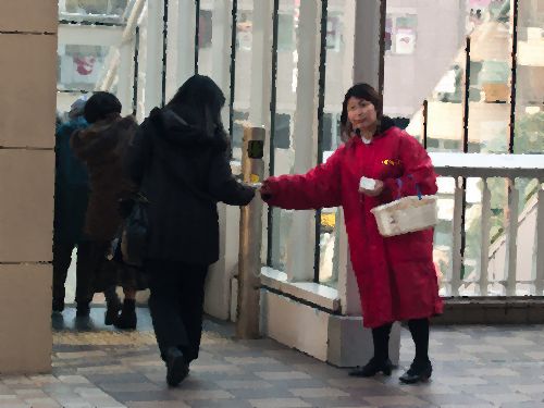 外国人たちの反応 えっ 日本では無料でティッシュを配ってるの 12年3月24日 エキサイトニュース