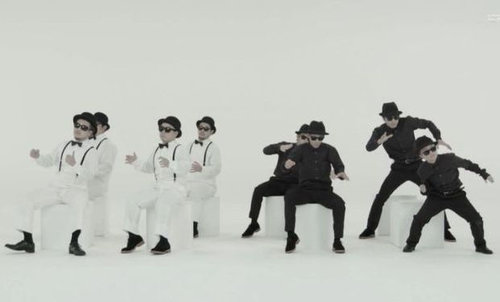 見えない車が見えてくる 音と体の動きだけでクルマの性能を表現する 驚異のパフォーマンス集団 動画 13年11月25日 エキサイトニュース