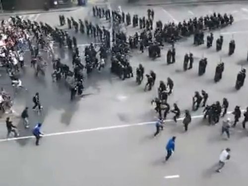 動きがローマ軍みたい デモを鎮圧する韓国警察がダイナミックすぎると人気に 動画 2014年1月28日 エキサイトニュース