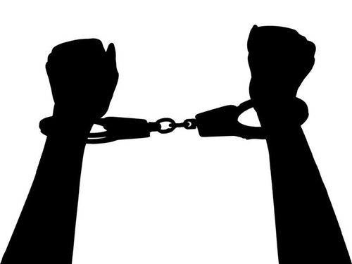 女性警官がピンクの手錠を持っているんだけど 逮捕されたい人が続出する 21年6月9日 エキサイトニュース 女性警官がピンクの手錠を持っているんだけど 逮捕されたい人が続出する 21年6月9日 エキサイトニュース