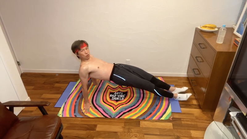 芸人発 本気の 宅トレ 3選 新喜劇アキは 背中美人 の秘訣を伝授 年5月29日 エキサイトニュース