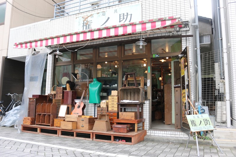 大正ロマン 昭和モダンの古家具が最高 古道具 権ノ助 で掘り出し物アンティークをゲット 外国人にも人気の秘密は ローリエプレス