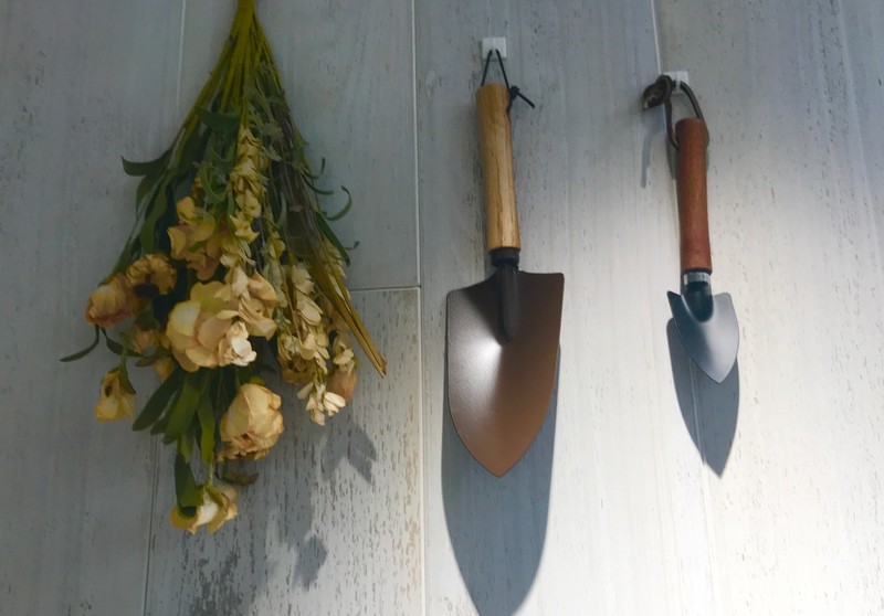 セリア これが本当にガーデニング用スコップ おしゃれすぎてアウトドア風インテリアとして使いたい ローリエプレス