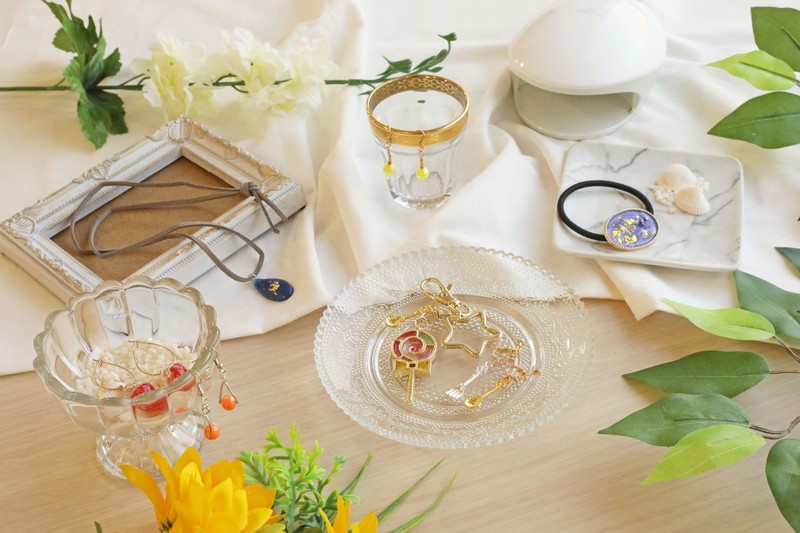 隠れオタ必見 推し色アクセをハンドメイド 超簡単な作り方からレジン使いのプチ本格派まで 推し色研究所 3 ローリエプレス