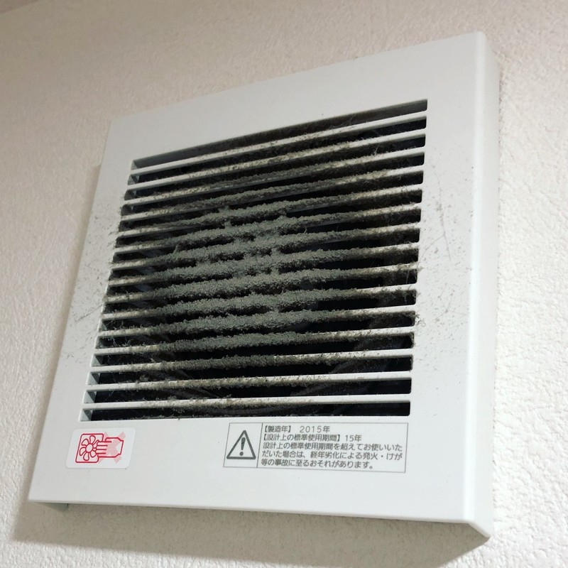 簡単すぎてたった5分で終わる トイレの換気扇掃除 でトイレの臭いを軽減する方法 ローリエプレス 簡単すぎてたった5分で終わる トイレの換気扇掃除 でトイレの臭いを軽減する方法 ローリエプレス