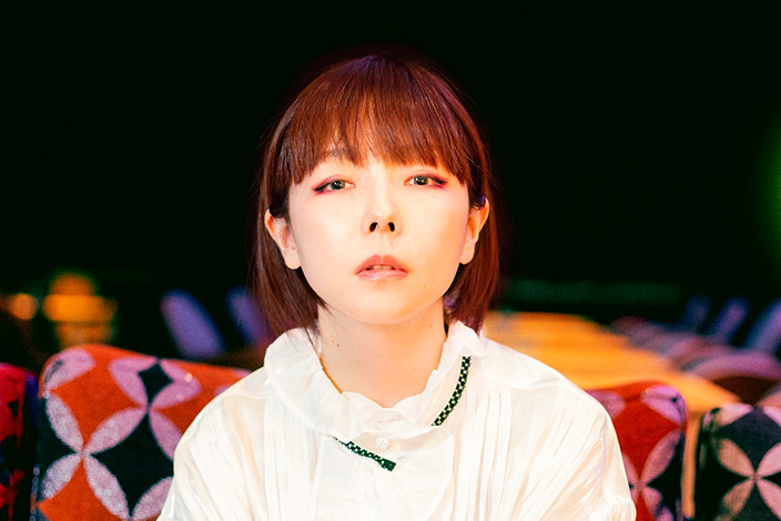 Aiko 新年恒例tvcm 21年は ガキ使 で 真っ赤なコートに身を包んだaikoが雪化粧の中に佇む 21年1月1日 エキサイトニュース