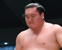 <大相撲>白鵬、御嶽海に敗れる 勝ち星歴代最多タイならず