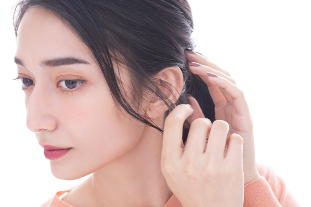 シンプルなヘアアレンジこそベースづくりが鍵 ウェット ドライな質感 ローリエプレス シンプルなヘアアレンジこそベースづくりが鍵 ウェット ドライな質感 ローリエプレス